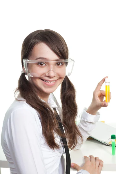 Lycklig tonåring studera kemi — Stockfoto