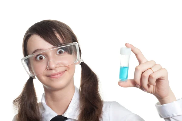Clevere Studentin mit Reagenzglas — Stockfoto