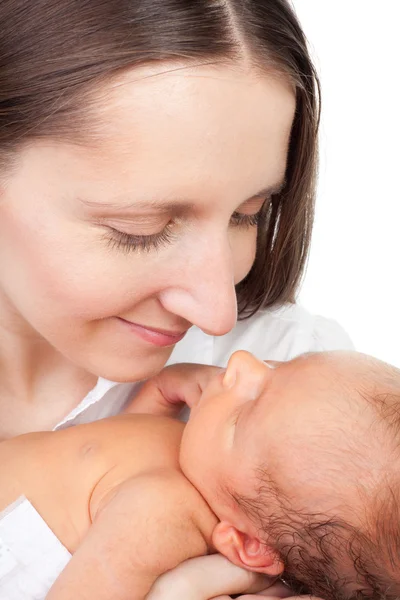 Joven madre mira a su bebé —  Fotos de Stock