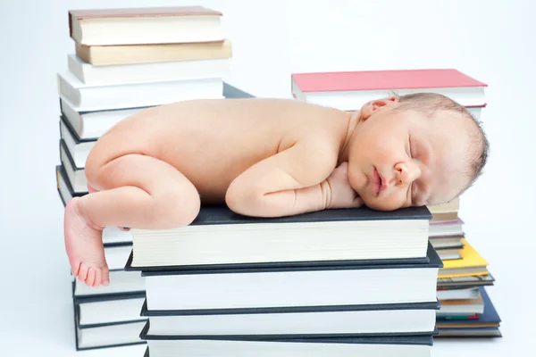 Dítě spát v knihovně — Stock fotografie