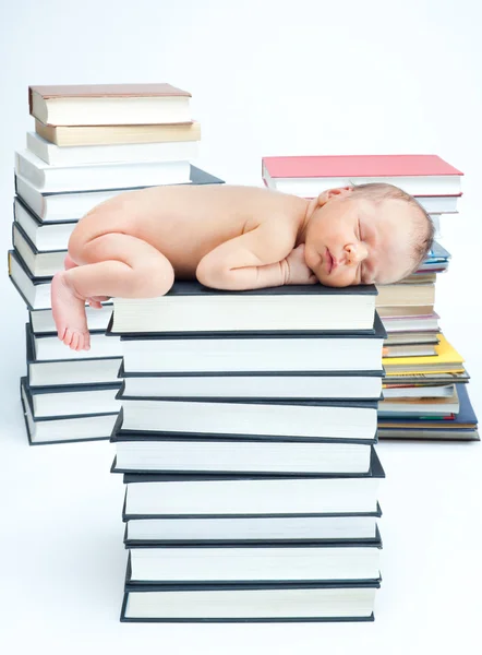 Bebê recém-nascido dormir em livros — Fotografia de Stock