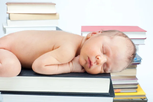 Primo piano del bambino dormire sui libri — Foto Stock