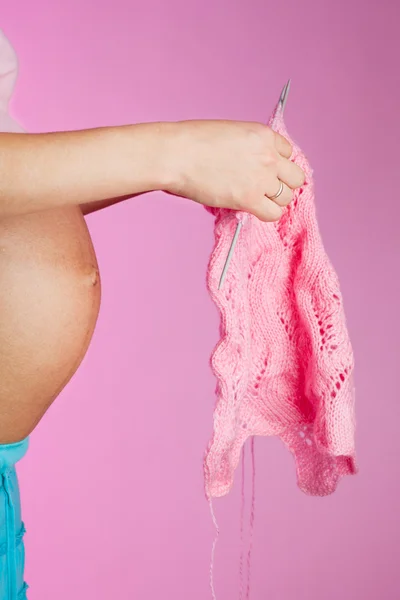 Беременная женщина вязала — стоковое фото