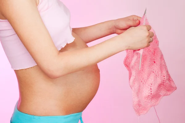 Mulher grávida tricô para um bebê — Fotografia de Stock