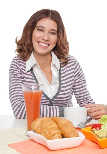 Mulher sorrindo tomando café da manhã — Fotografia de Stock