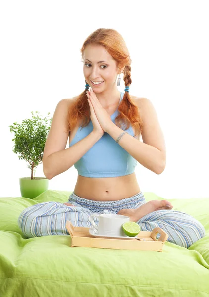 Mujer de yoga tomando un té —  Fotos de Stock