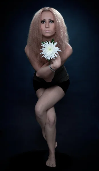 Pose de yoga avec fleur blanche — Photo
