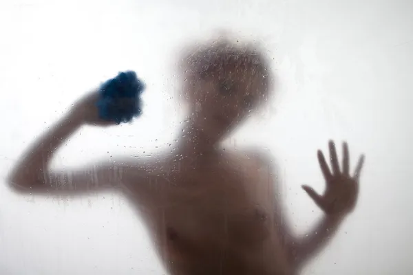 Сексуальная женщина принимает душ — стоковое фото