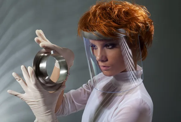 Mujer futurista examinar detalle de metal —  Fotos de Stock