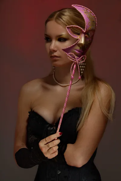 Senhora na mascarada com máscara rosa — Fotografia de Stock