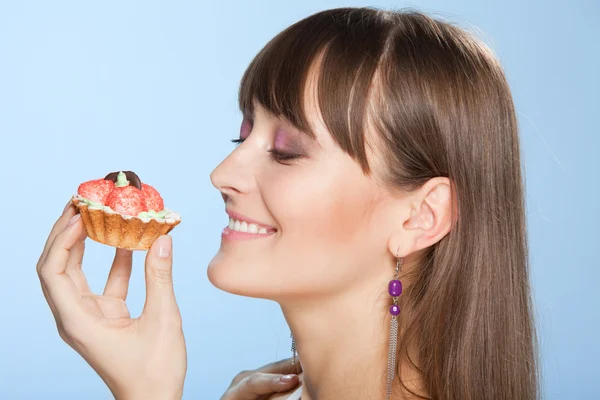 Mutlu bir kadın ile tart pasta — Stok fotoğraf