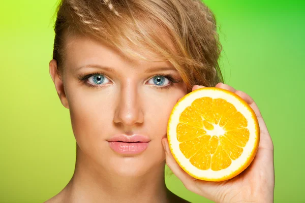 Schot van de schoonheid van een vrouw met oranje — Stockfoto