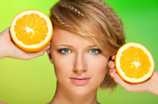 Naranjas jugosas y hermosa mujer — Foto de Stock