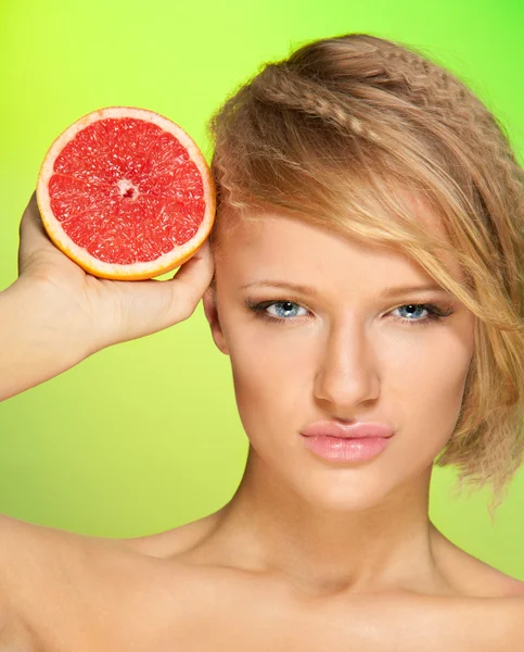 Donna sicura di sé con frutta — Foto Stock