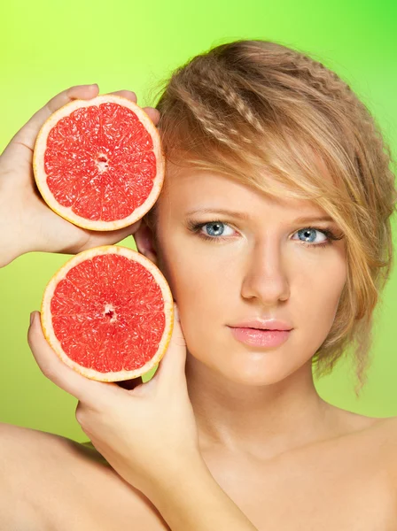 Portrét mladé atraktivní ženy s grapefruit — Stock fotografie