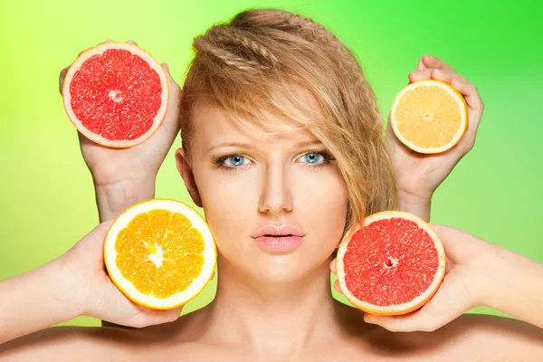 Portret van vrouw met vruchten — Stockfoto