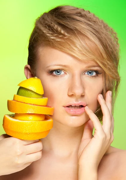 Cara de mujer hermosa con pirámide de frutas —  Fotos de Stock
