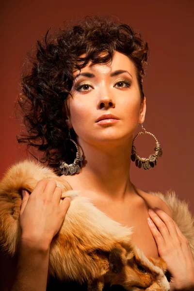 Linda mulher asiática com penteado encaracolado — Fotografia de Stock