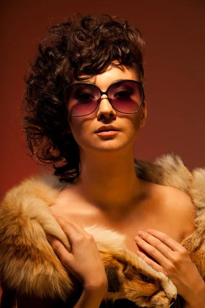 Πανέμορφη γυναίκα στη γούνα και γυαλιά — Φωτογραφία Αρχείου