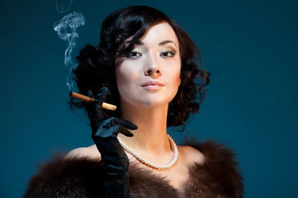 Ретро-женщина курит сигары — стоковое фото