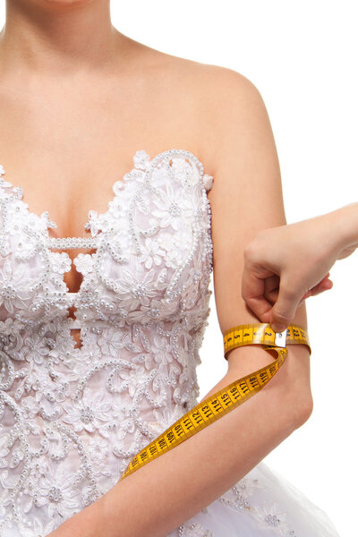 Измерение размера рук женщины
