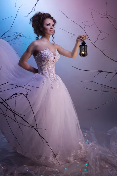 Braut spaziert mit einer Lampe in ihrem Traum — Stockfoto
