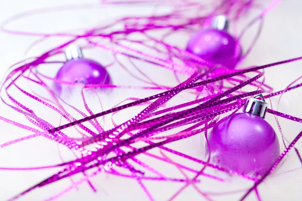 Пурпурные новогодние мячи — стоковое фото