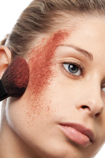 Närbild på makeup pulver på en kind — Stockfoto