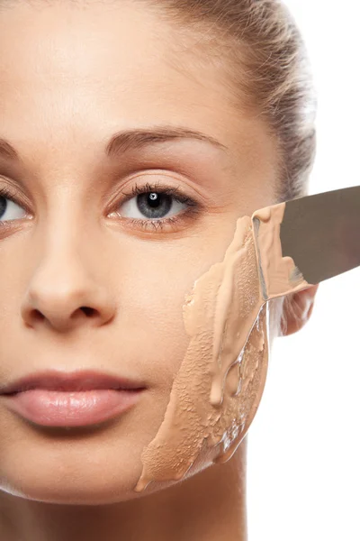 Coloque a base de maquiagem com espátula — Fotografia de Stock