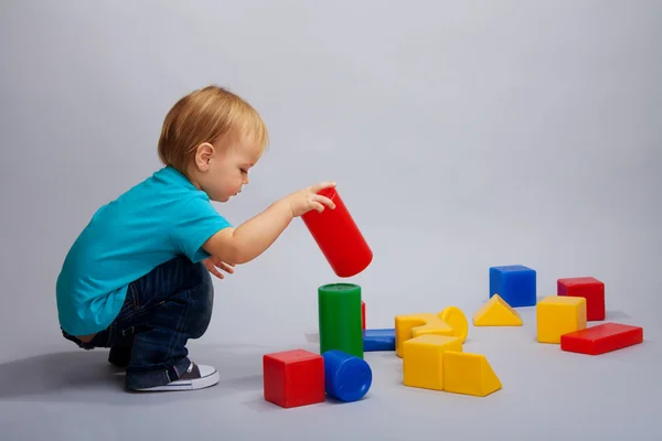 Kid playing with blocks — Stock Photo, Image