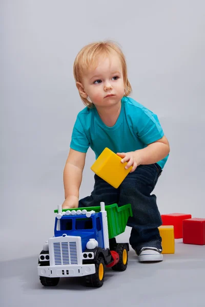 Ребенок играет с машинами — стоковое фото