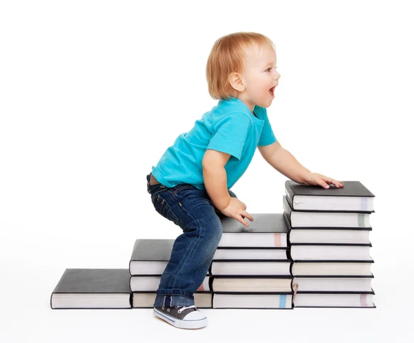 Uma criança em um passo de livros — Fotografia de Stock