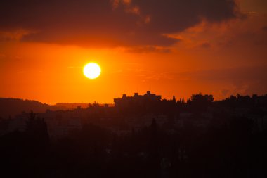 Kızıl bir güneş ile güzel gün batımı