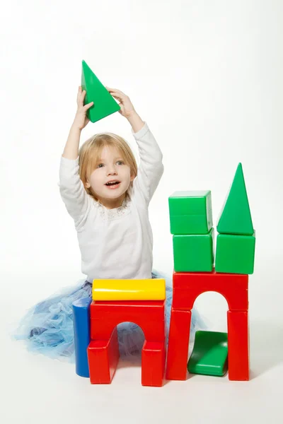 Blond liten flicka Byggande hus — Stockfoto