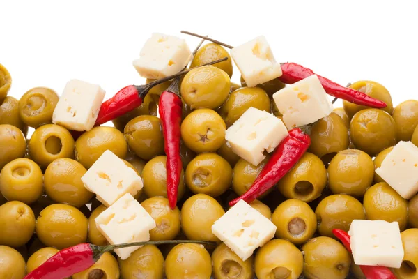 Högen av oliver och chilipeppar och fårost — Stockfoto