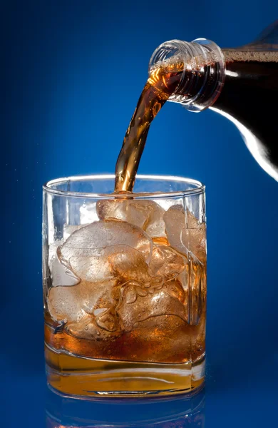 Vullen glas met cola — Stockfoto