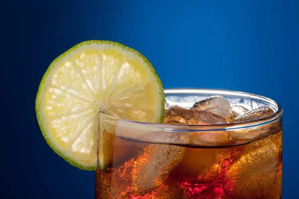 Cola with lime — Stock Photo, Image