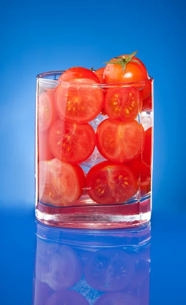 Glas met tomaat SAP allegorie — Stockfoto