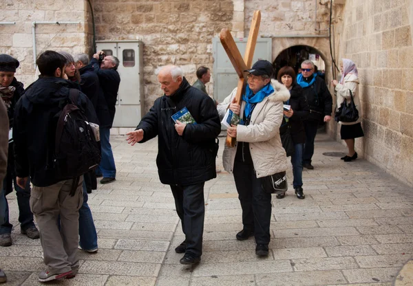 Mujer llevar cerca de la iglesia del Santo Sepulcro —  Fotos de Stock