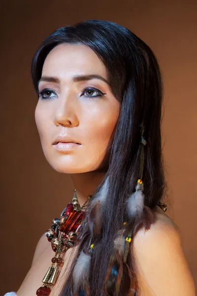아메리카 인디언 여자의 클로 우즈 업 초상화 — 스톡 사진