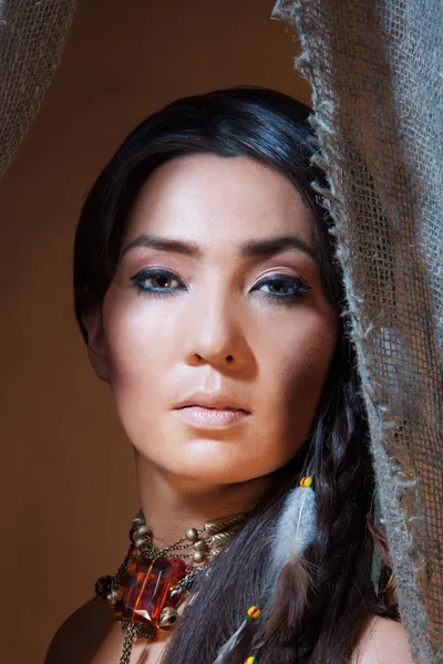 テントから探しているアメリカインディアンの女性 — ストック写真