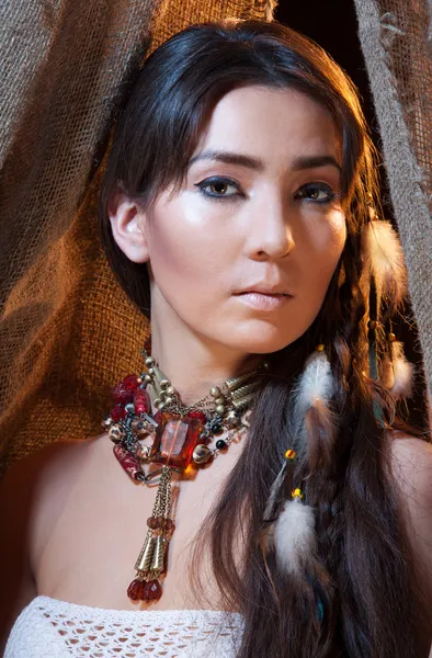 テントから探しているアメリカインディアンの女性の肖像画 — ストック写真