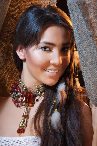 Amerikai indián nő mosolyog — Stock Fotó