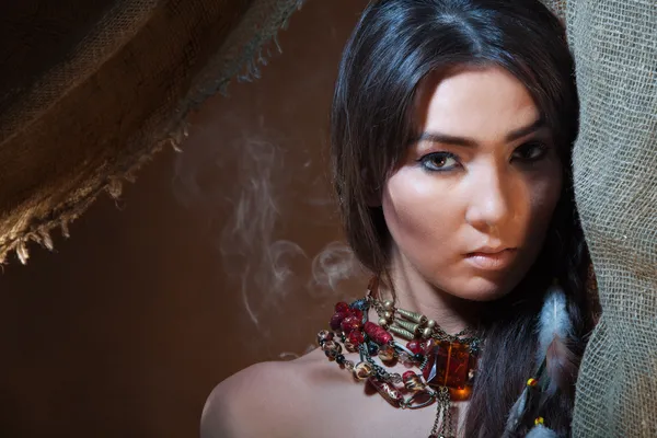 Härlig och passionerad utseendet på american indian girl — Stockfoto