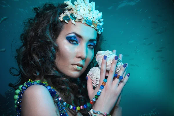 Onderwater queen met schatten — Stockfoto