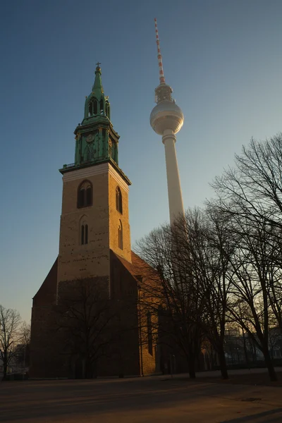 Церковь Мариенкирхе и телебашня в Берлине — стоковое фото