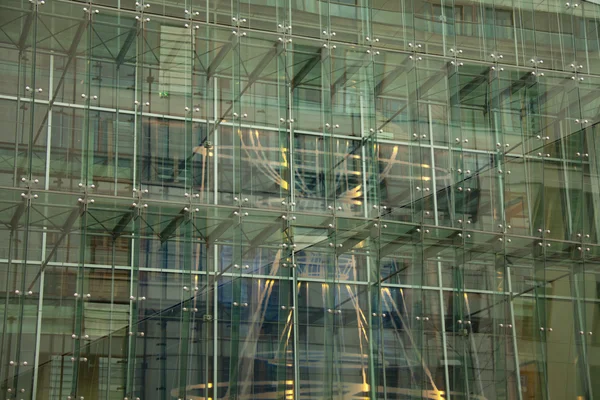 Staal en glazen gevel van het gebouw — Stockfoto