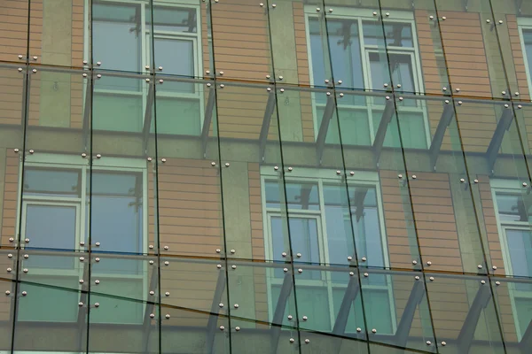 Nova fachada de vidro entre a antiga — Fotografia de Stock