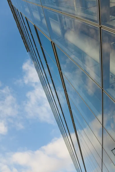 Cielo y nubes se refleja en el edificio —  Fotos de Stock