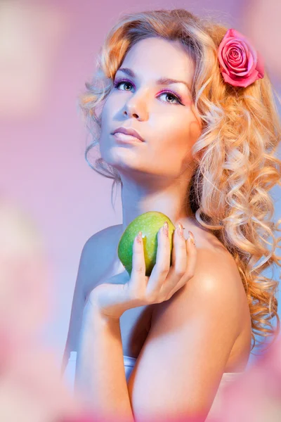 Ідилічна Єва з зеленим яблуком — стокове фото